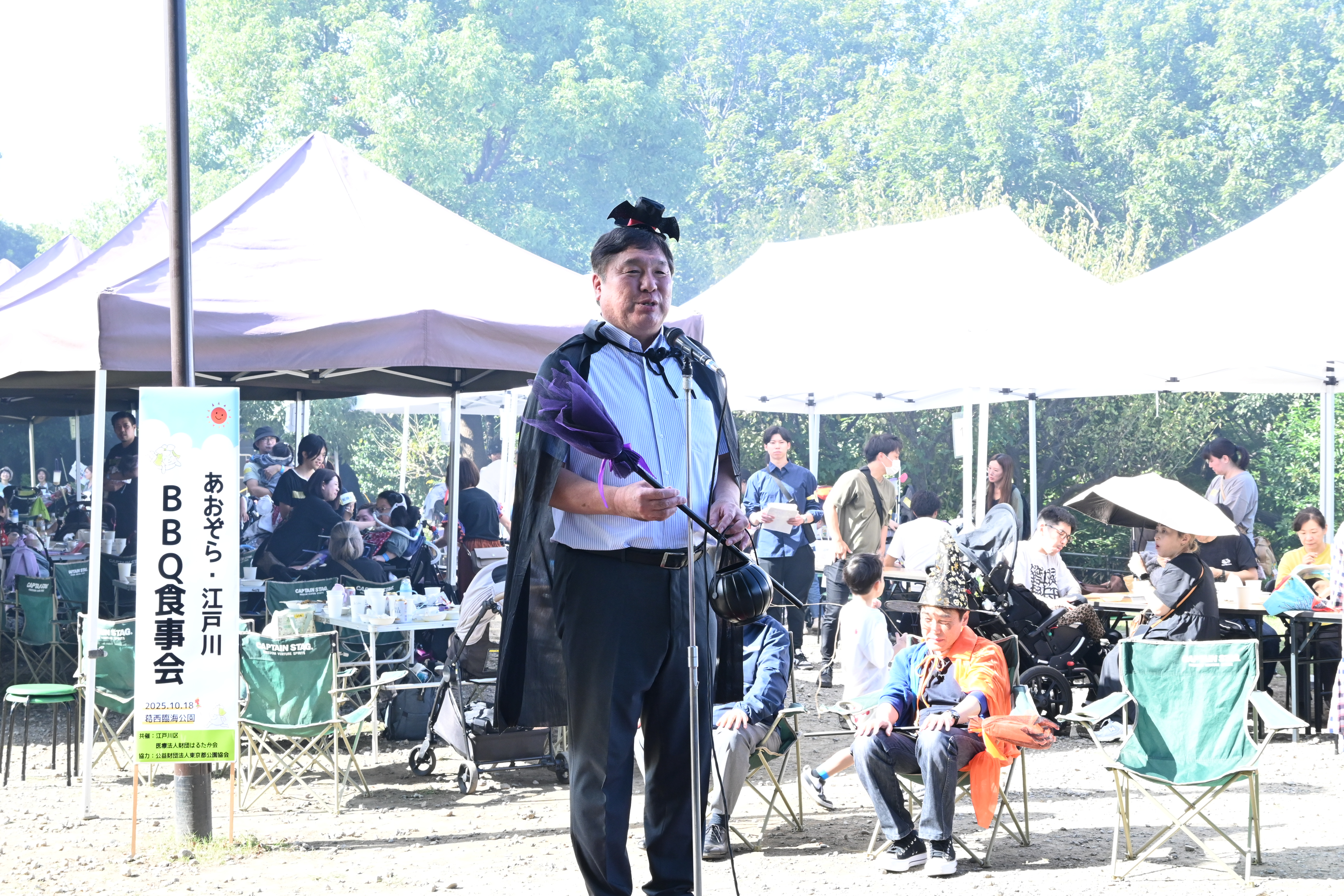 あおぞら・江戸川BBQ食事会で仮装をして話す斉藤区長