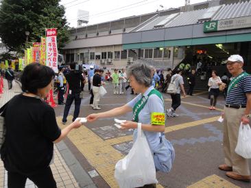 写真　違法駐車防止合同パトロールの様子