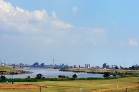 悠々と流れる大河「江戸川」の写真