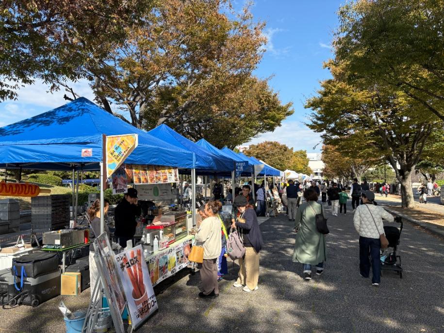 アートマルシェイン葛西の出店店舗を訪れる客
