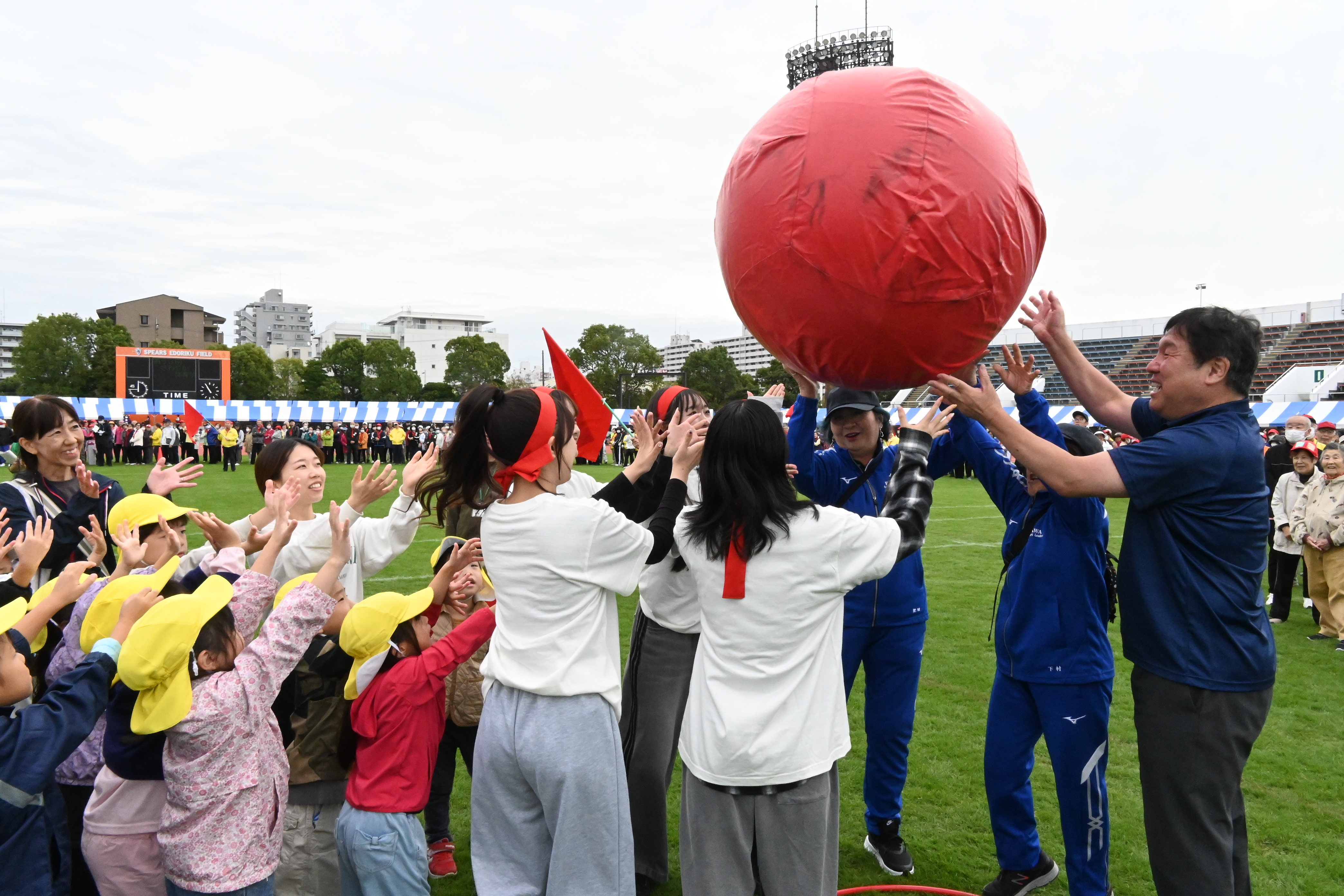 大玉ころがしをする斉藤区長