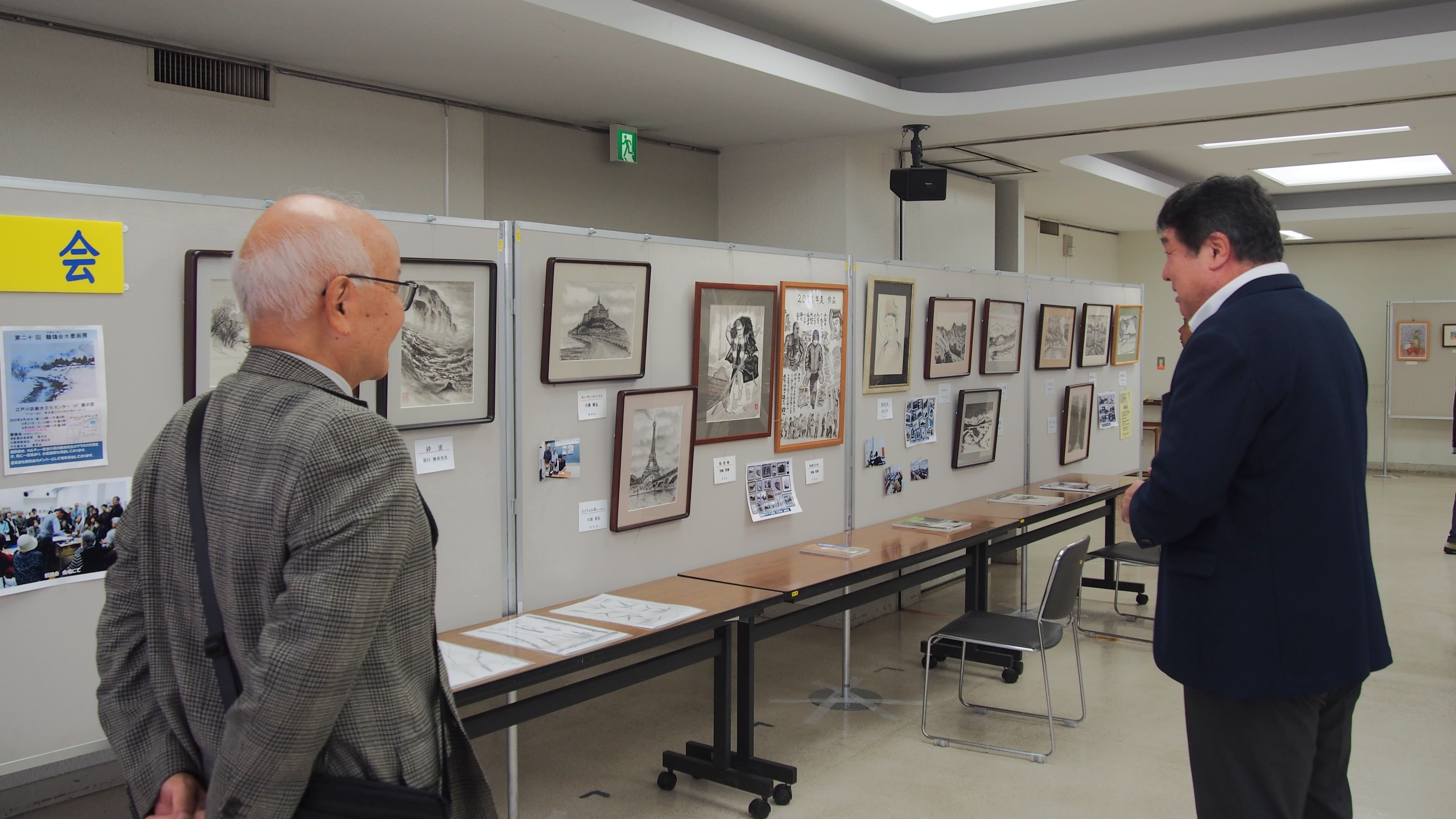 展覧物をご覧になる斉藤区長