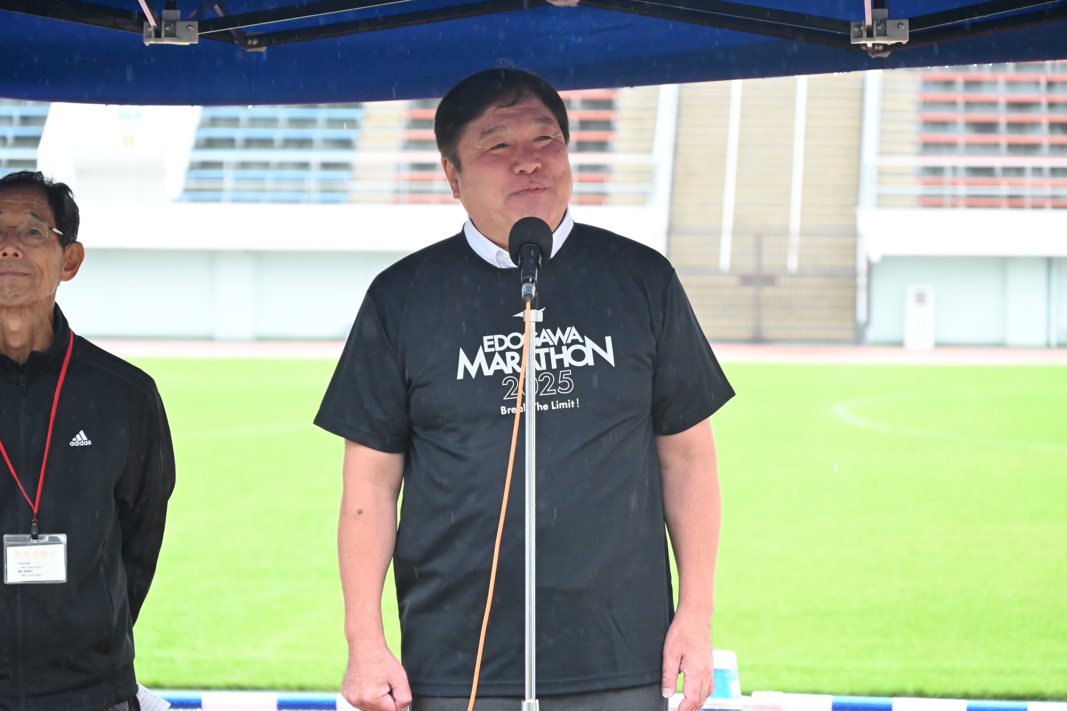 江戸川マラソン大会であいさつをする斉藤区長