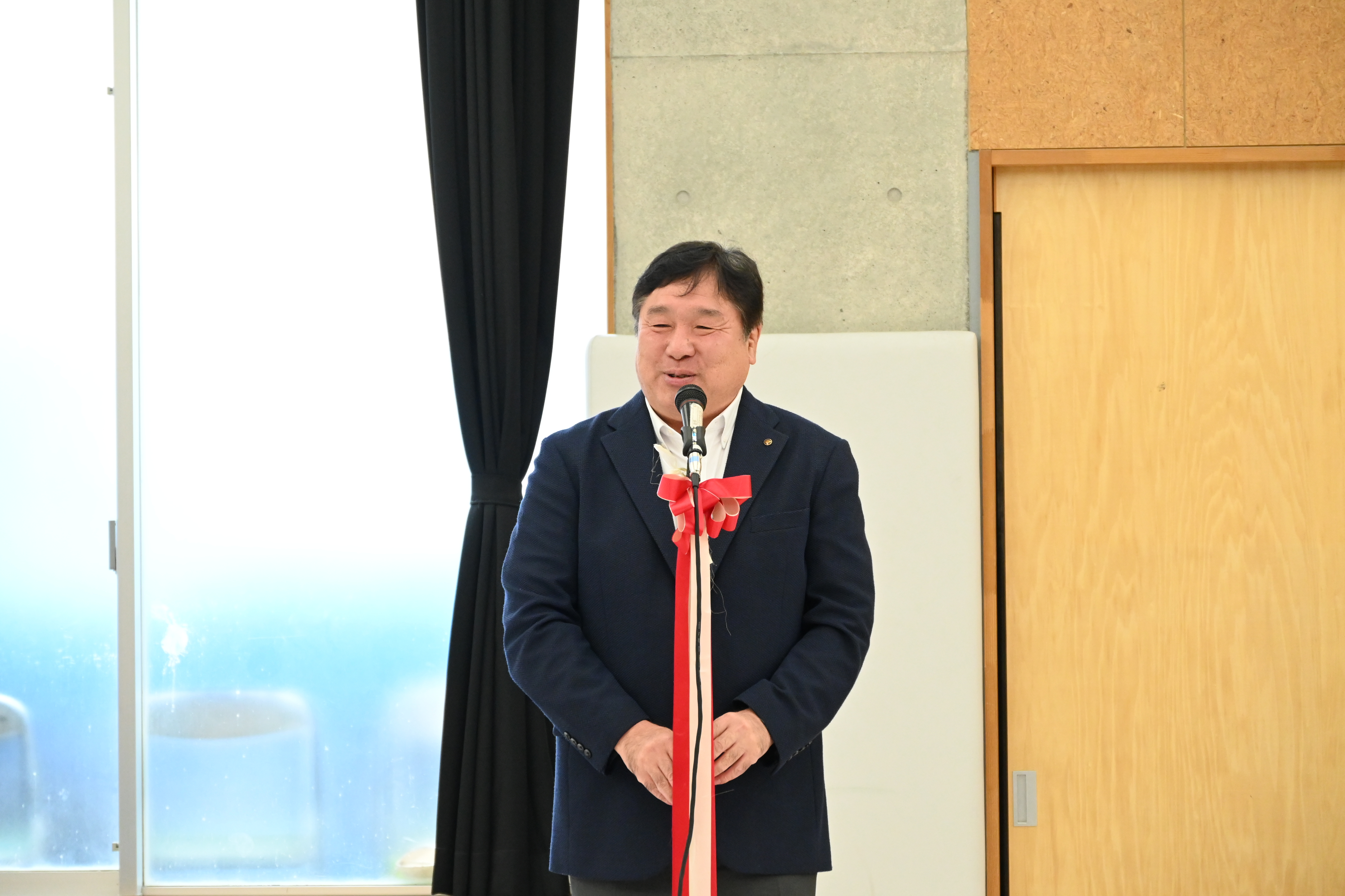 中央・一之江ふるさとまつりであいさつをする斉藤区長