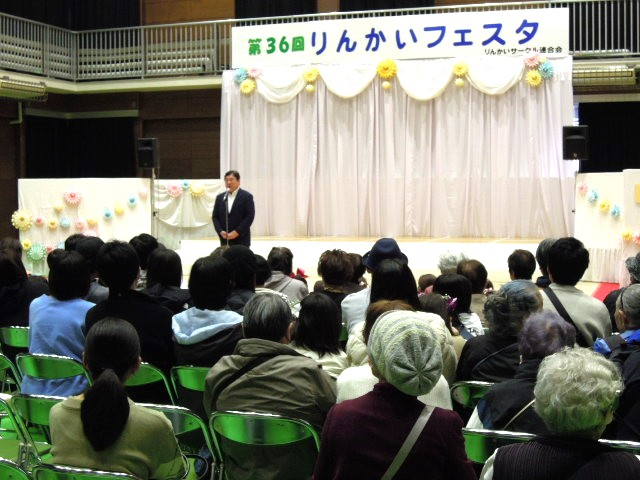 りんかいフェスタであいさつをする斉藤区長