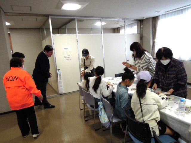 りんかいフェスタをご覧になる斉藤区長