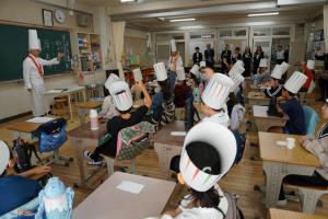 味覚の授業を受ける区立臨海小学校の児童