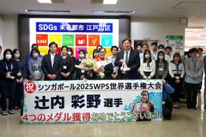 辻内選手と斉藤区長、および職員との集合写真