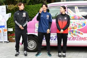 キッチンカーの前で写真を撮る久住呂選手、國島選手、長谷山選手