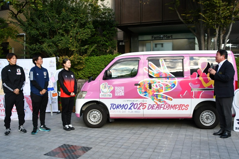 デフリンピックPRキャラバンカー来庁イベントと区長と日本代表選手