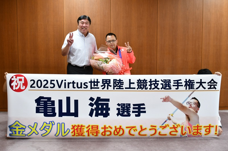 亀山海選手の区長表敬訪問での記念写真