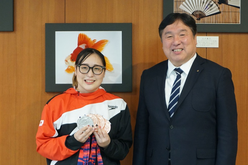 辻内彩野選手の区長表敬訪問の記念写真