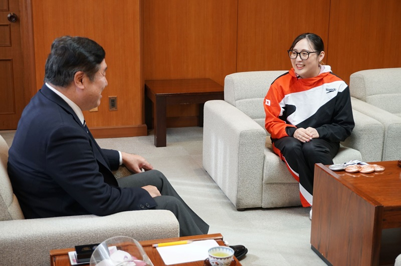 辻内彩野選手とお話する区長