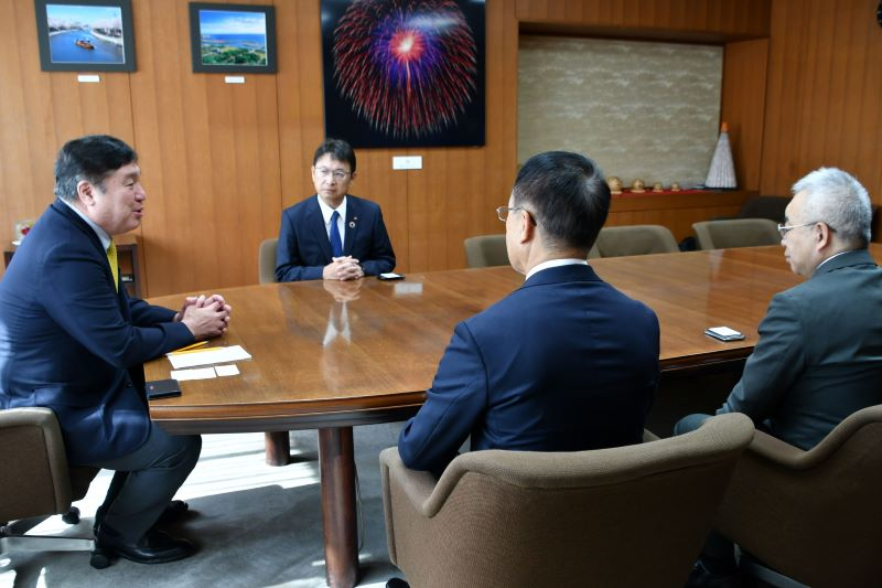 日本生命保険相互会社の方々と話し合う斉藤区長