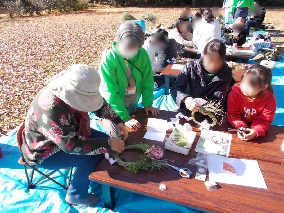 しめ飾りづくりを実施している画像