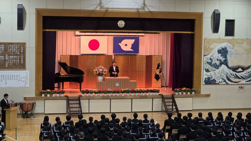 葛西第二中学校70周年記念式典で話す斉藤区長