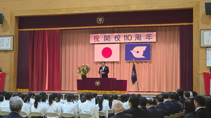 鹿本小学校110周年記念式典で話す斉藤区長