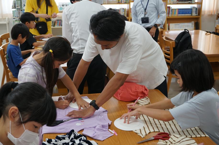 Tシャツエコバッグ作り体験の様子