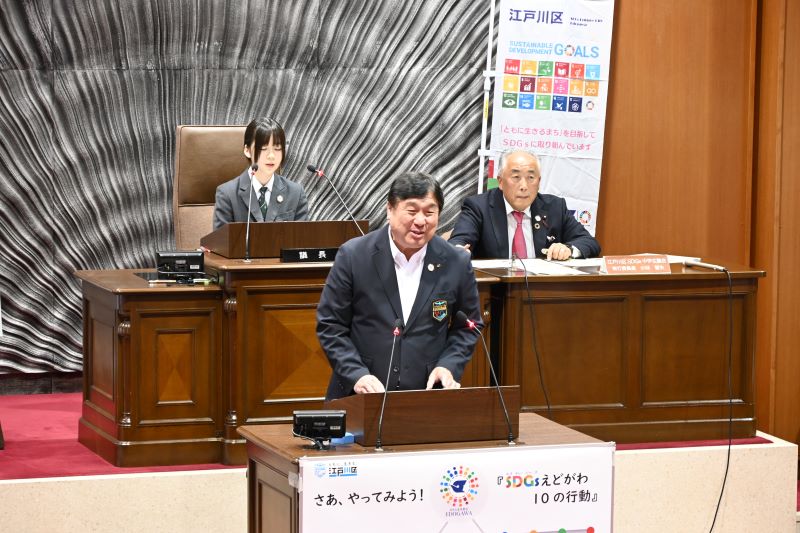 江戸川区SDGs中学生議会で話す斉藤区長