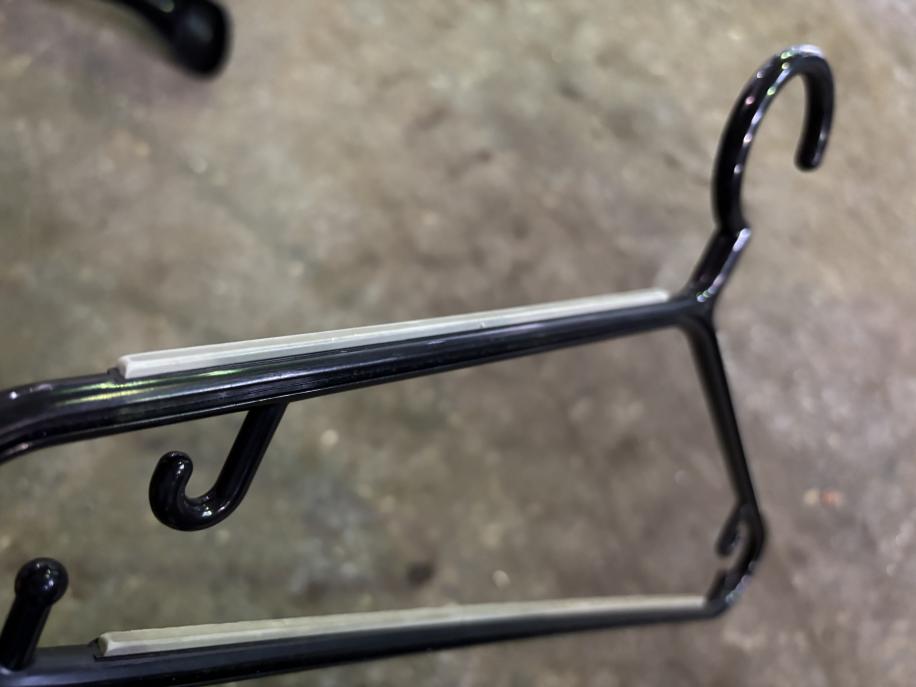 ゴム製の滑り止め付ハンガー