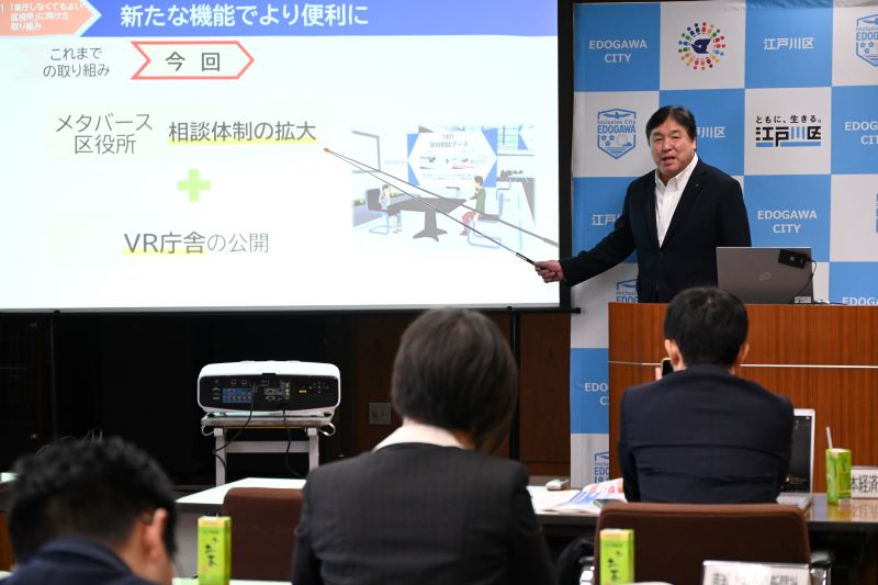 定例記者会見の様子