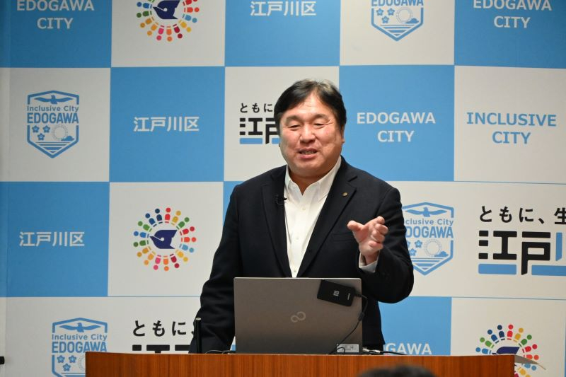 定例記者会見をする斉藤区長