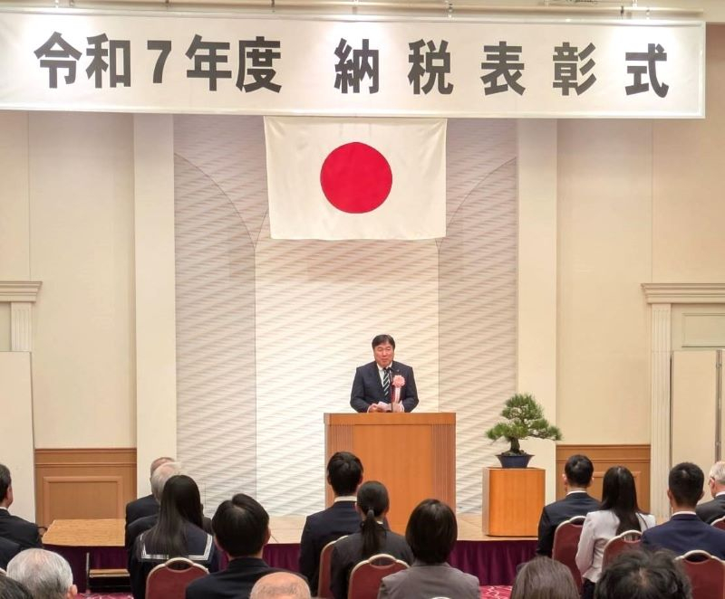 令和7年度 納税表彰式で話す斉藤区長