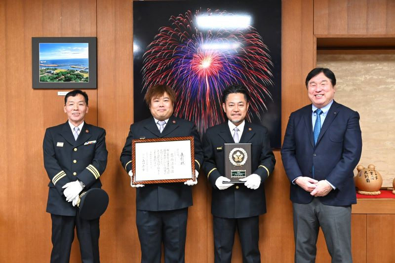 東京都消防操法大会で準優勝した葛西消防団の方々と写真を撮る斉藤区長