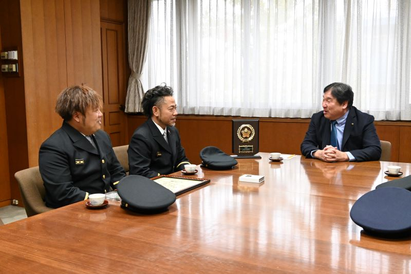 葛西消防団の方々と話す斉藤区長