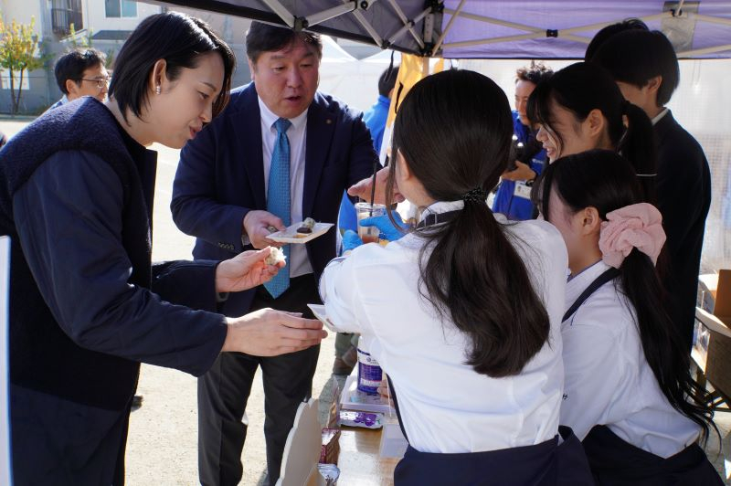 小岩第二中学校の防災・防犯FESに参加する斉藤区長