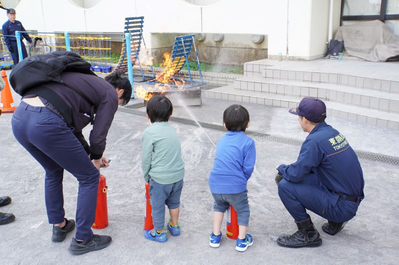 小松川小学校の防災・防犯FESで消化体験をする子供たち