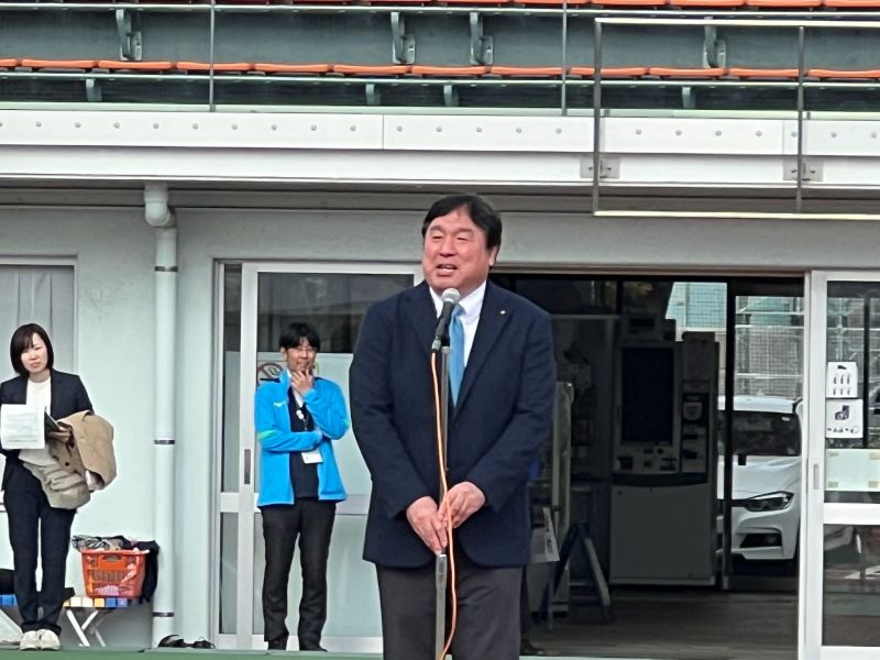 江戸川区ラグビー祭で話す斉藤区長