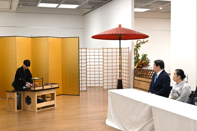 江戸川区文化芸術祭～グランドアートフェスタ2025～華道展・茶会で茶会を観覧する斉藤区長
