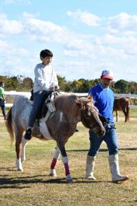 子どもが乗馬をしている写真