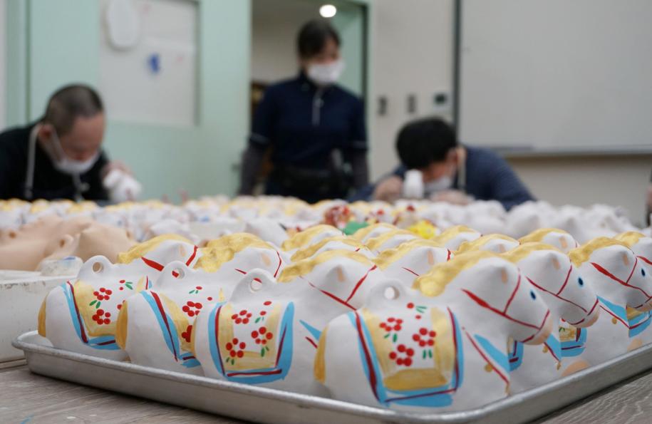 机の上に並べられた干支鈴