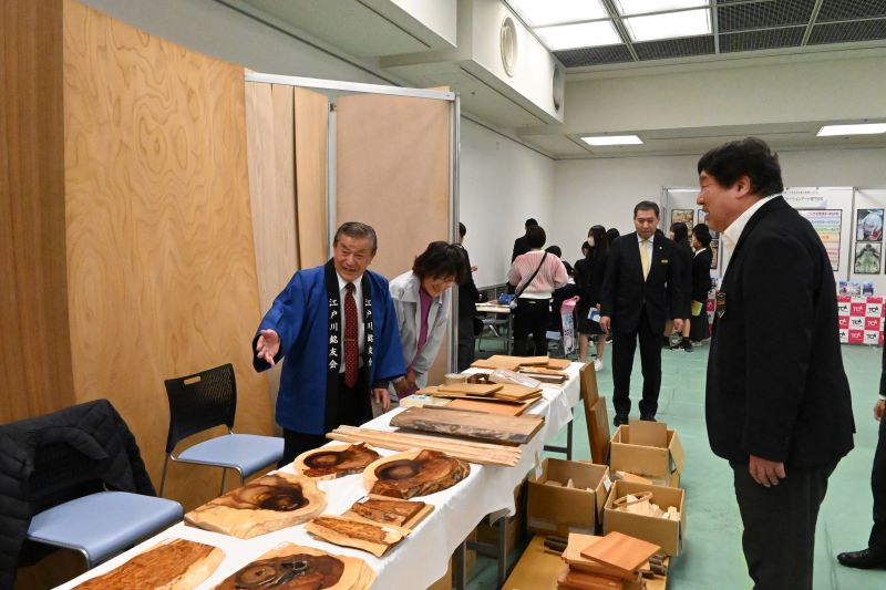 作品を眺める区長