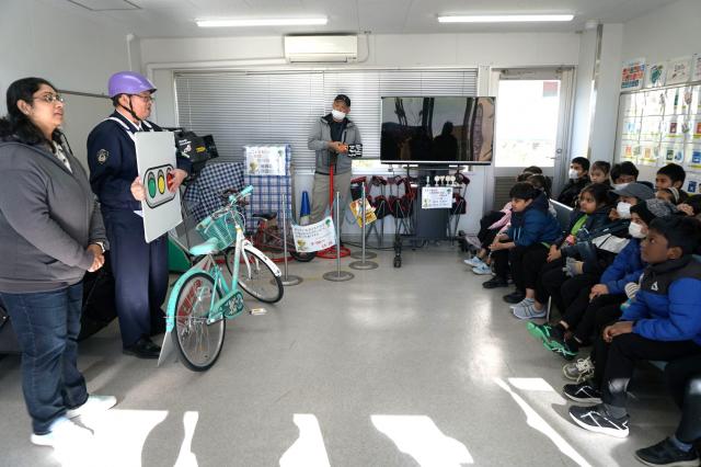 自転車のルールやマナーを学ぶ子どもたち