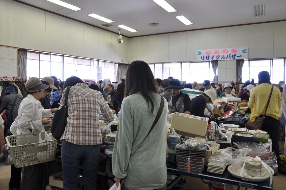 区民館まつりでのバザーの様子