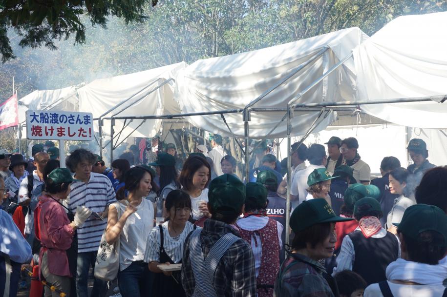 区民まつりでのさんま焼きの様子