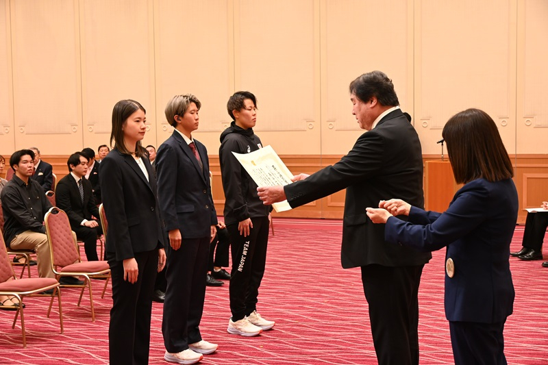 スポーツ栄誉賞顕彰式で受賞者に賞状を贈る区長1