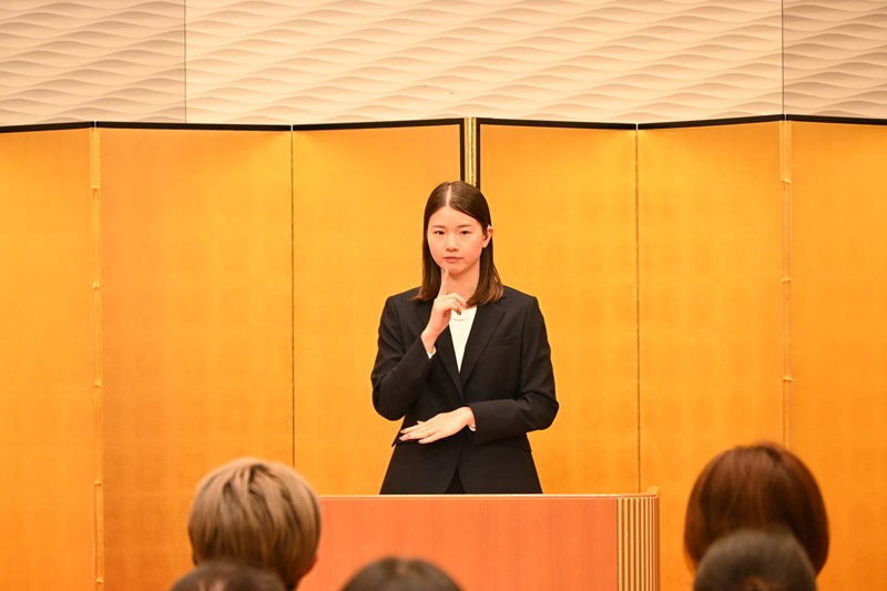 手話で挨拶する受賞者代表の長谷山選手