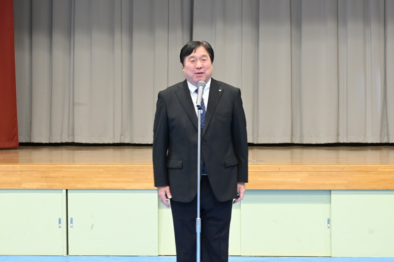 安全・安心まちづくり運動で挨拶する区長