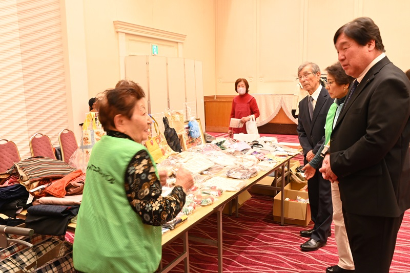 えどがわボランティアフェスティバルでスタッフと話す区長