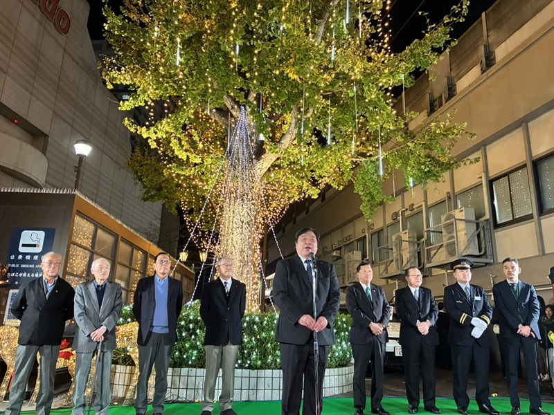 クリスマスミニコンサートで挨拶する区長