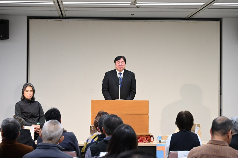 えどがわBOXART展授賞式で挨拶する区長