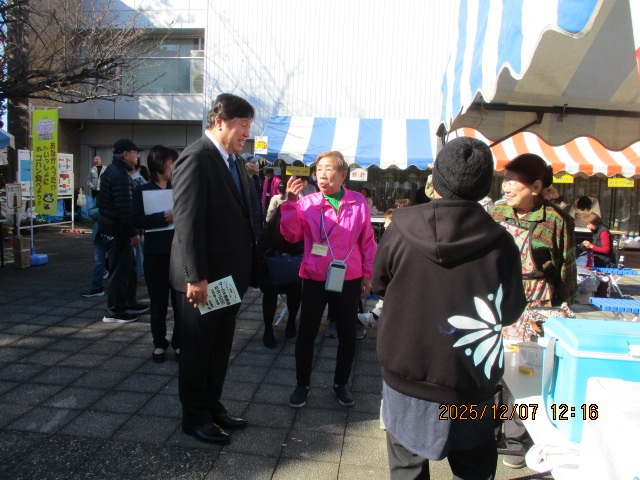 新田コミュニティ会館サークル発表会でスタッフと話す区長