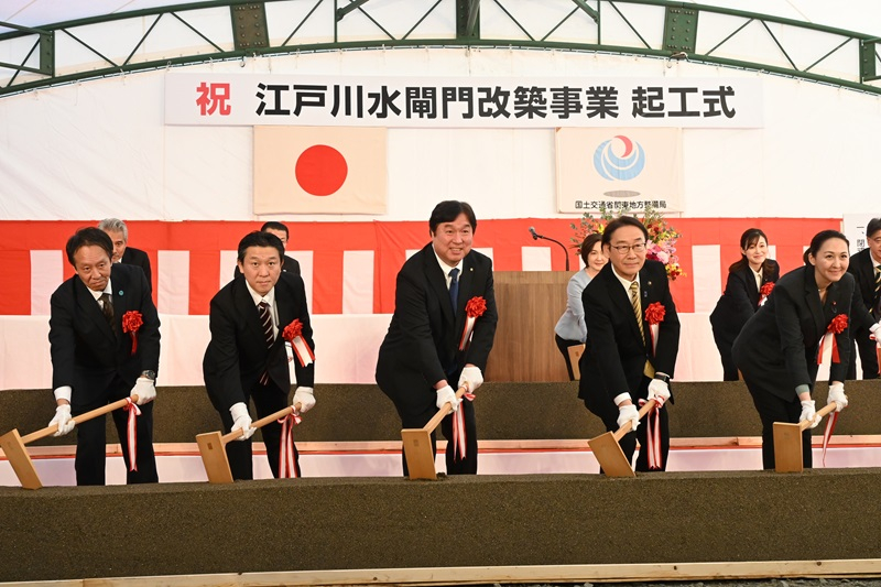 江戸川水閘門改修事業起工式で鏡開きをする区長