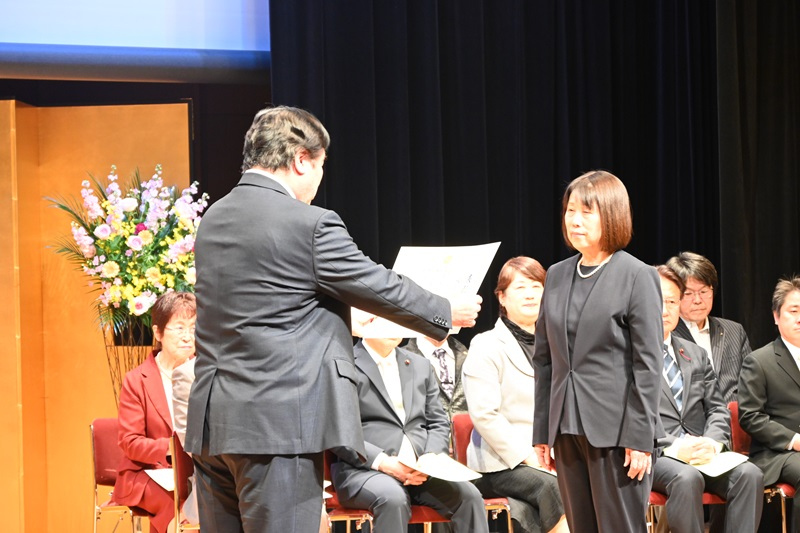 江戸川区産業賞表彰式で表彰する区長