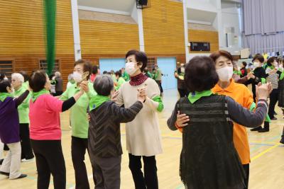 組んで踊る様子