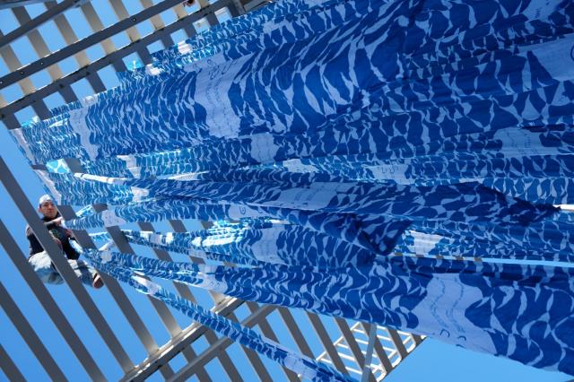 染め上げた手ぬぐいの天日干し